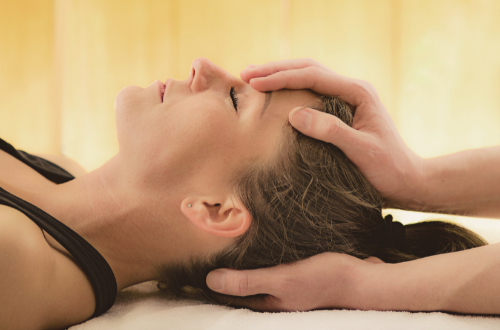 Craniosacral bedeutet „Schädel“ und „Kreuzbein“. Sie sind über die Wirbelsäule funktionell verbunden. Zusammen mit dem Rückenmark und der Gehirn-Rückenmarksflüssigkeit (Liquor) bilden sie eine funktionelle Einheit.